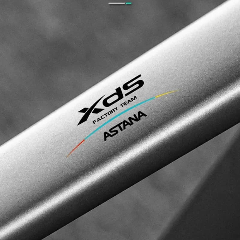 Adesivo decorativo per casco, materiale in PVC, bianco, adesivo commemorativo per articoli da ciclismo della squadra di ciclismo XDs Astana