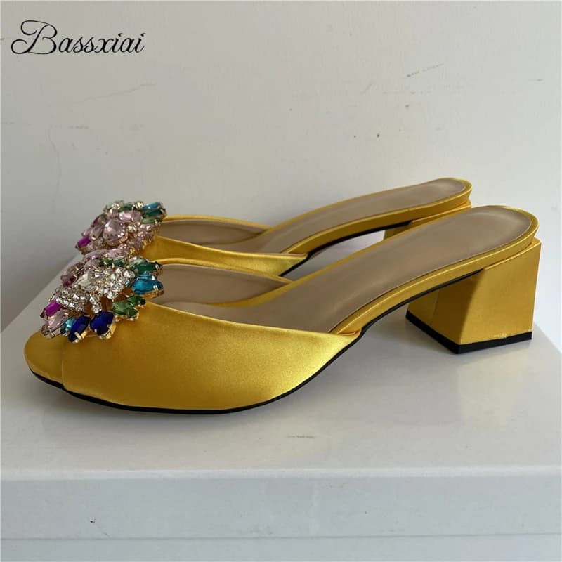 Sandali decorativi con fibbia con strass colorati Sandali da donna in raso di lusso con tacco quadrato Scarpe estive per ragazze 2025