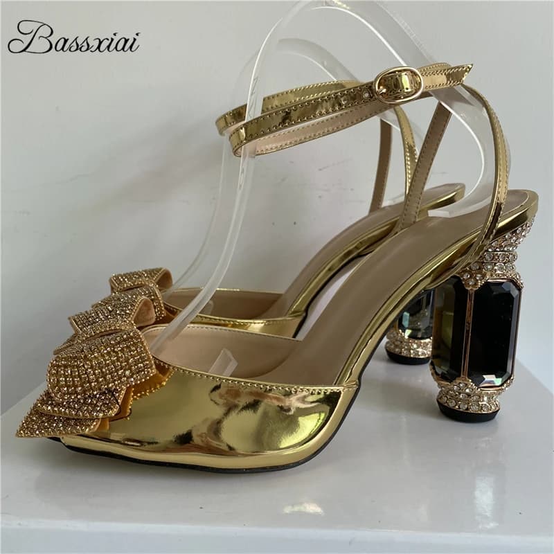 Sandali con nodo a farfalla con gioielli in cristallo Sandali da donna con cinturino alla caviglia in pelle verniciata di lusso con diamanti Scarpe da festa estive con tacco alto