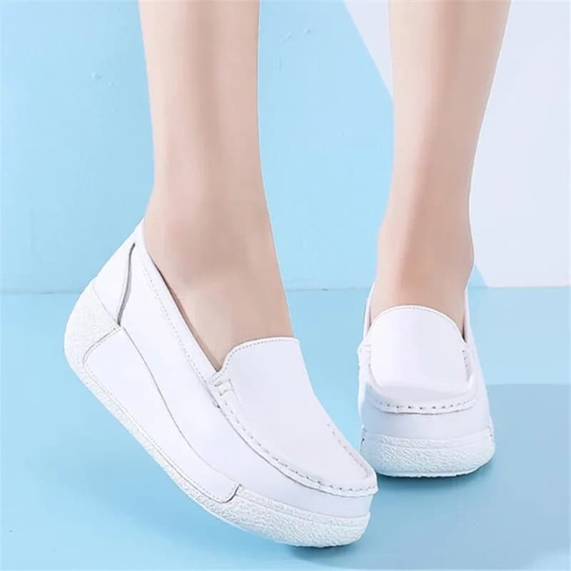 Scarpe da donna Casual di nuova moda scarpe da infermiera bianche piatte in vera pelle scarpe con zeppa con plateau da donna