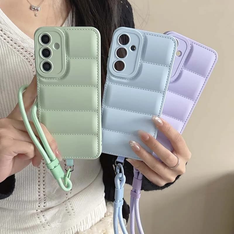 Custodia Morbida Monocolore con Laccetto da Polso per Samsung S25 S24 Plus S26 Ultra A36 A56 A17 A16, Stile Piumino alla Moda