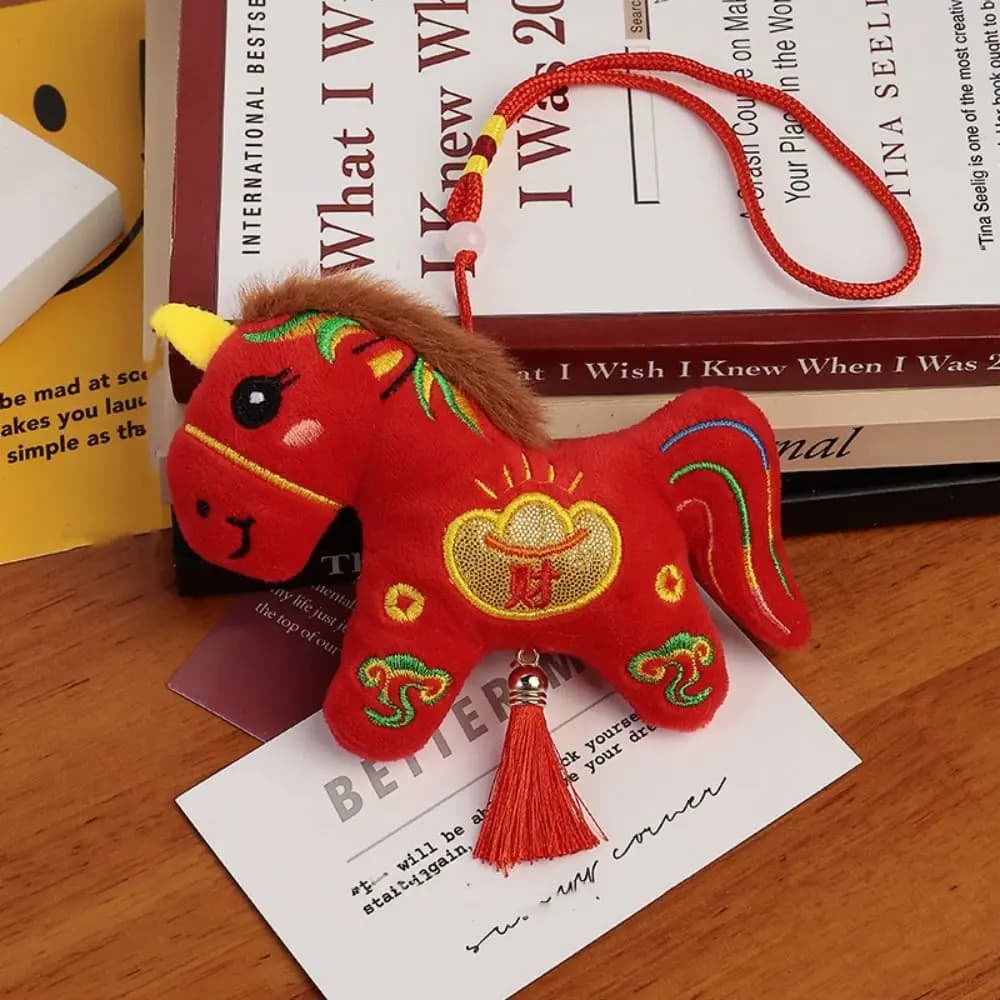 Ciondolo Peluche Cavallo Cartone Animato Portafortuna Rosso, Animale del Zodiaco Cinese, Ricamo Cavallo, Simpatico Pony per Capodanno