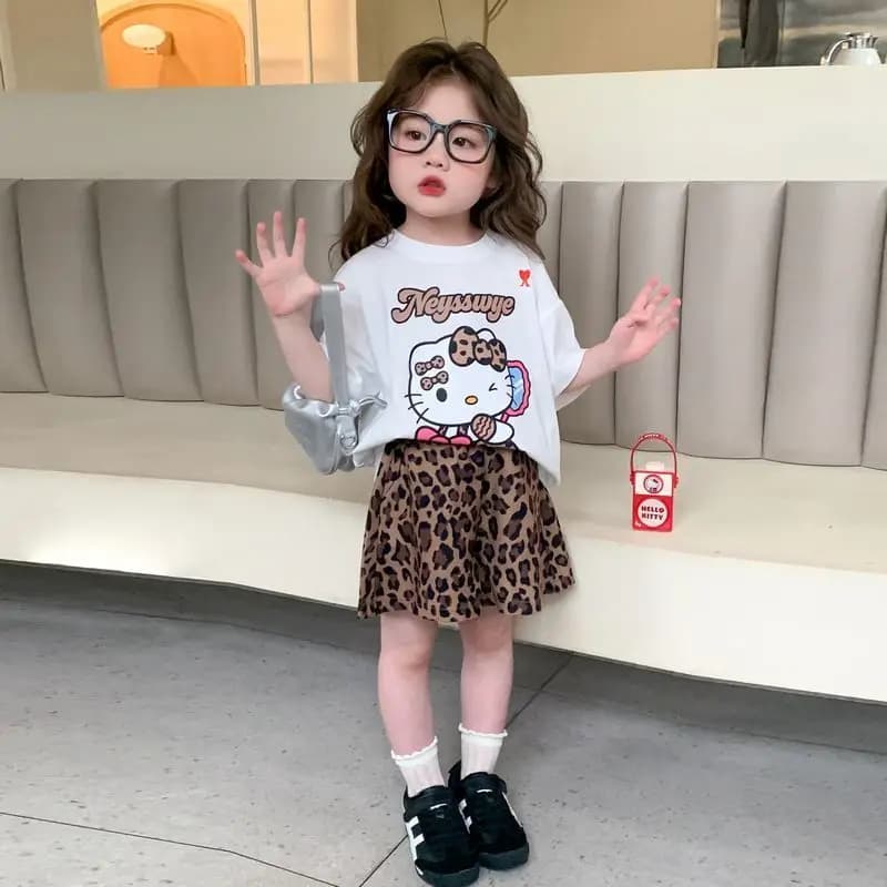 Set di Vestiti Hello Kitty con Stampa Leopardata Kawaii per Bambine, 2 Pezzi Estivi: T-Shirt Oversize e Pantaloncini a Quadri, Outfit Carino per Bambini