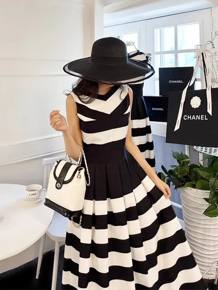 Summer Chic Hepburn Style Color Block V-Neck Sleeveless Slim Fit A-Line Vest Dress Women's Fashion High Waist Maxi Skirt