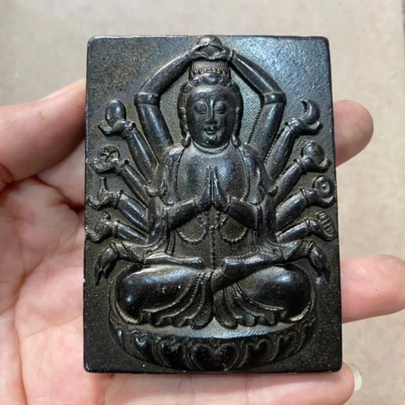 Cina antica meteorite di ferro nero scolpita Guanyin a mille mani decorazione appesa Bordo di protezione raccolta artigianale