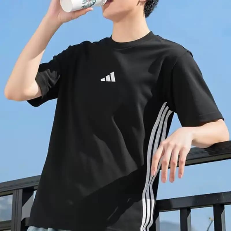 Nuova T-shirt in cotone Adidas da uomo 2026 per l'estate, abbigliamento sportivo da corsa e fitness JD1906