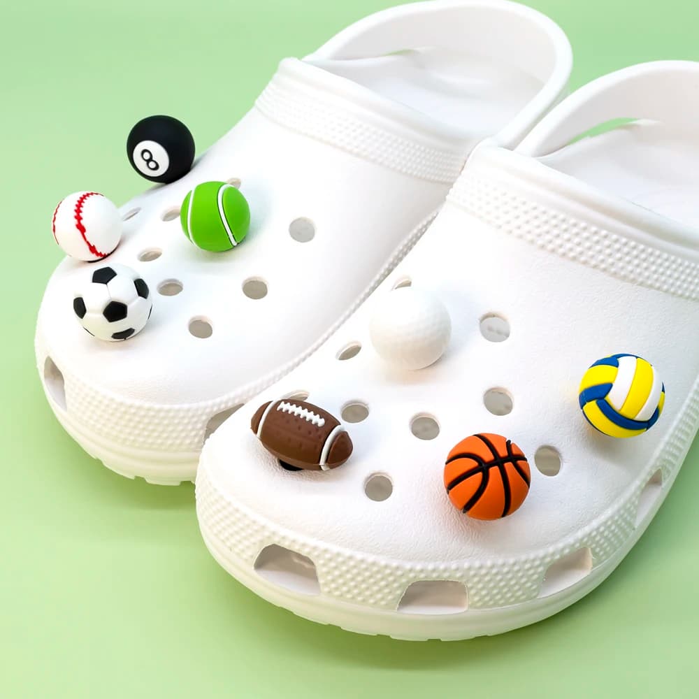 1/7/8pcs Palloni da calcio 3D Calcio Scarpe da basket Pendenti e ciondoli per uomini Ragazzi Bambini Decorazioni per scarpe da baseball Spille per le donne Clog Fibbie regalo
