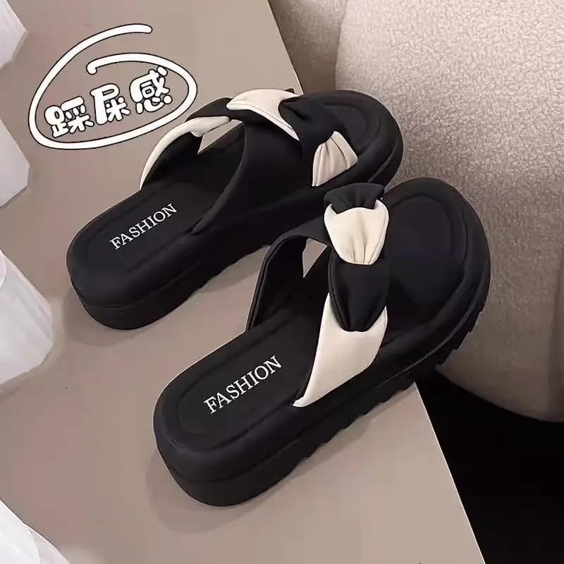 Elegant Thick Heel Sandals Women's Summer Outdoor High-End Feeling 2026 New Model Match Skirts Beachside Beach Shoes