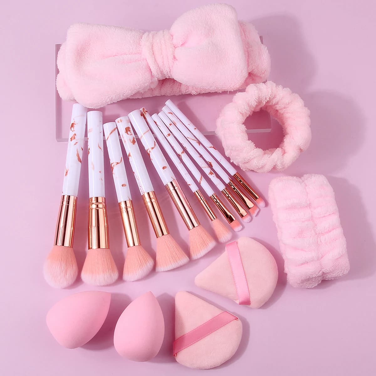 17-piece makeup brush set includes a set of multifunctional makeup brushes, a sponge egg powder breath and a wrist strap/hair strap
