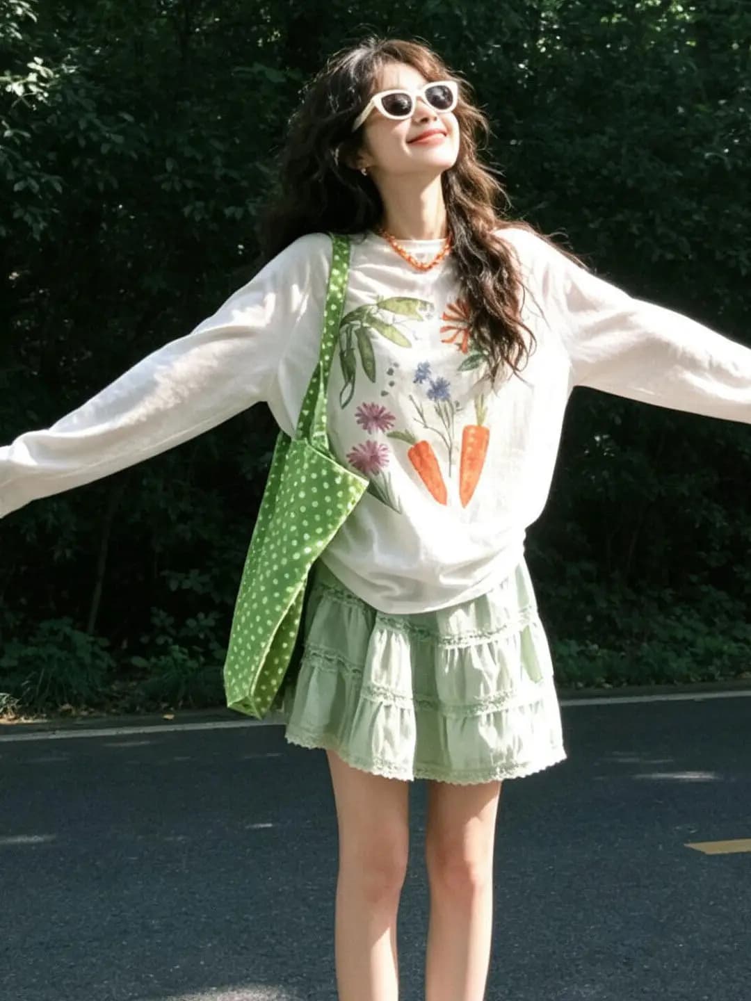 Set coordinato Dopaamine unico ed elegante in stile coreano, composto da t-shirt bianca con protezione solare e gonna verde, abbigliamento da donna in due pezzi.