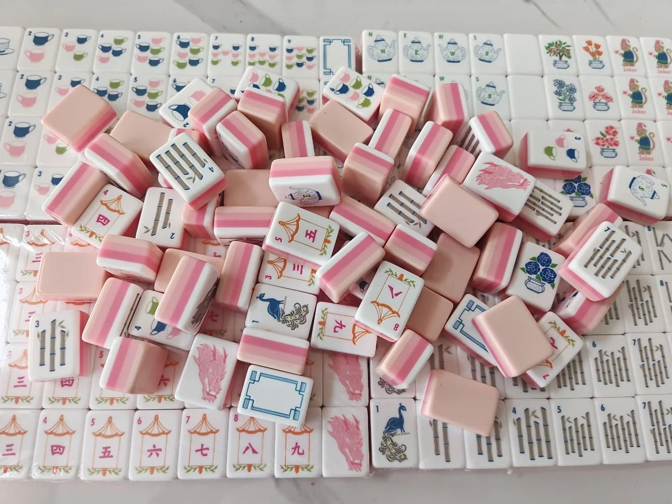 Nuovo Set di Lusso di Tessere Mahjong Americane, 4 Strati in Acrilico con Polvere di Ibisco, Tessere Incise Portatili per Gioco Mahjong