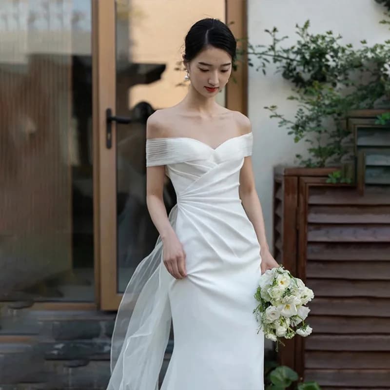 Abito da Cerimonia Coreano Monospalla Semplice in Raso Bianco con Strascico a Coda di Sirena e Gonna a Principe