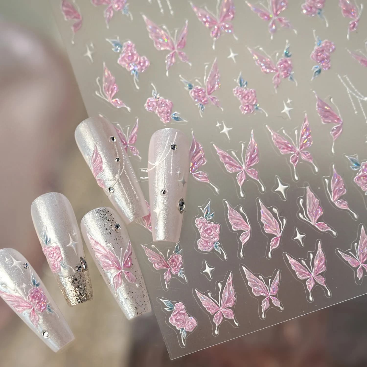 Adesivi per Unghie 5D con Farfalle Rosa, Rose Rosa Fantasia, Foglie Verdi, Linee Argento Effetto Meteora e Mini Stelle Argento
