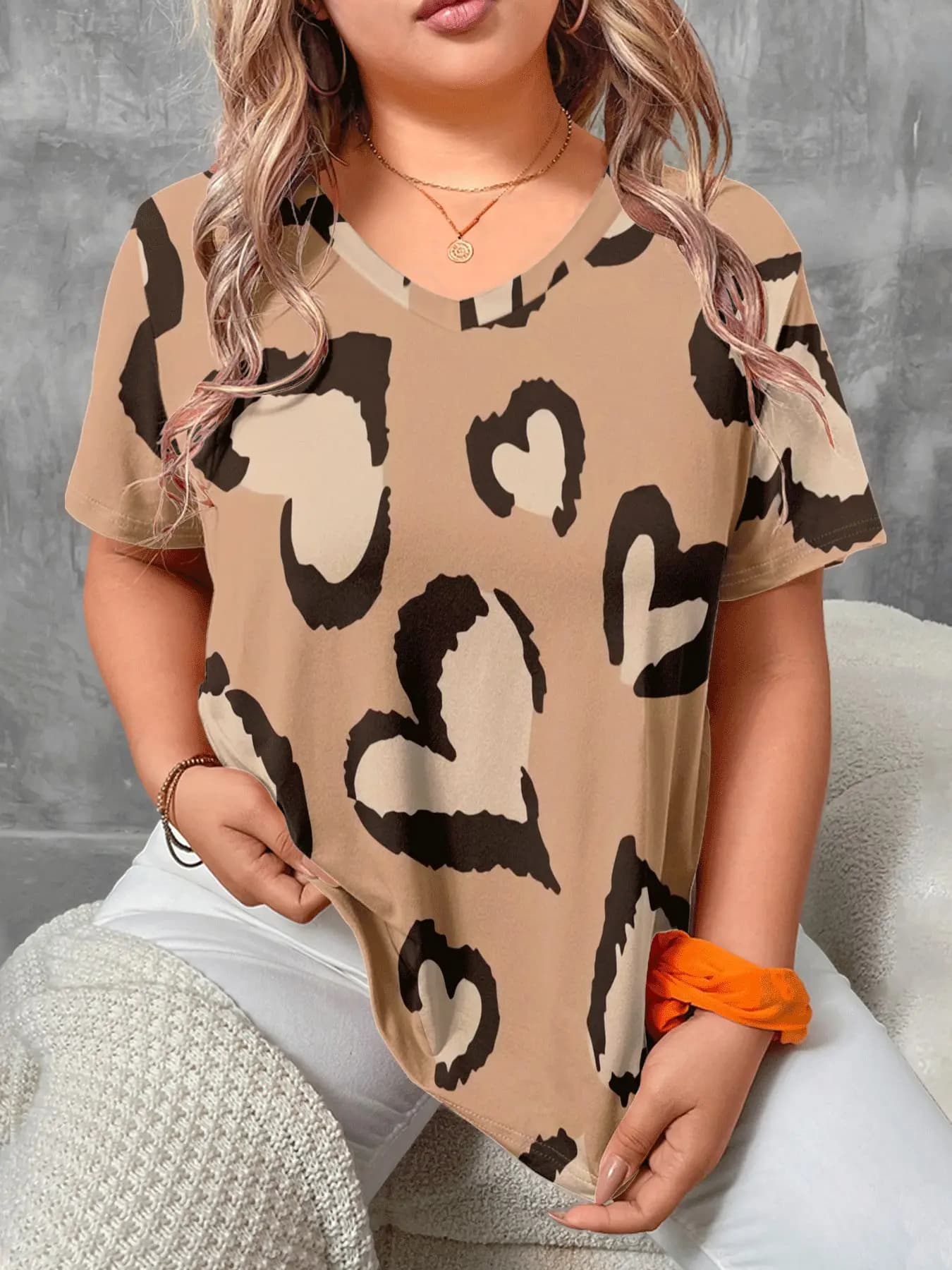 T-shirt con stampa 3D floreale a cuore leopardato, maglietta da donna alla moda con scollo a V e maniche corte, stile Y2K Harajuku, top casual, abbigliamento femminile