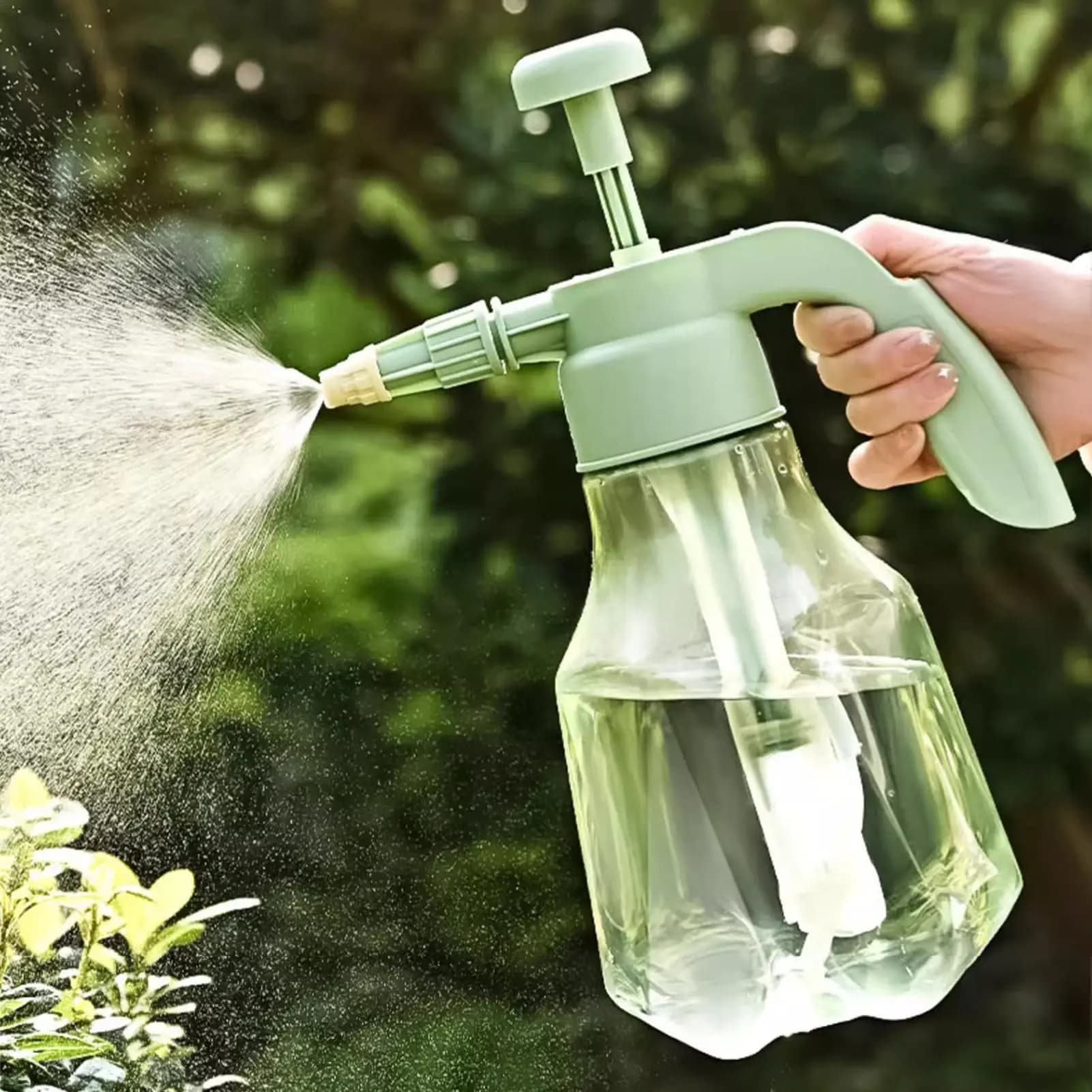 Spruzzatore a pompa da 1,5 litri per uso domestico, annaffiatoio portatile con ugello regolabile e a prova di perdite.
