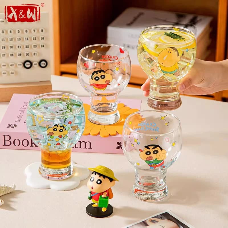 X&W Set di 4 Bicchieri in Vetro Crayon Shin-Chan, Tazze Resistenti al Calore con Design Anime, per Birra, Latte, Succo, Vino e Feste