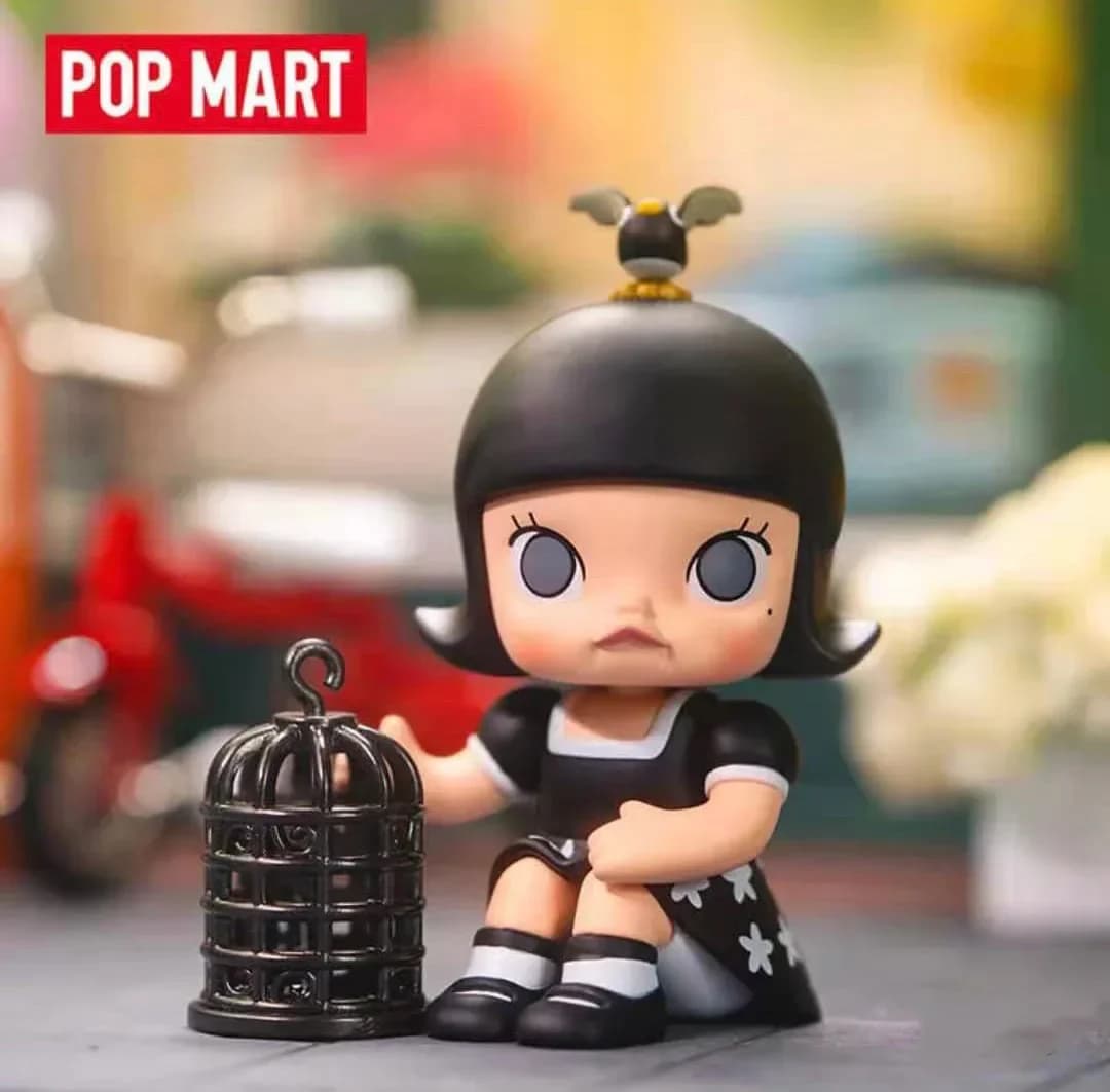 Pop Mart Molly My Childhood Series Anime Action Figure Guess Bag Ornamento Figurine Decorazioni per la casa Bambole da tavolo Modello regalo