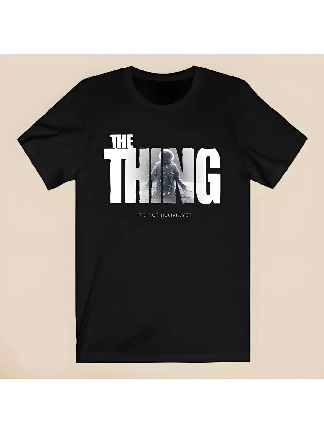 T-shirt grafica da uomo The Thing Movie - Design con creatura aliena 'It's Not Human' con i colori della bandiera norvegese e testo in norvegese