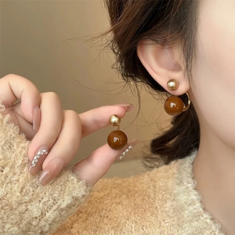 Maillard brown retro color-blocking round ball earrings with niche design, two-way wearing ear pendants, temperament 925 silver needle accessories