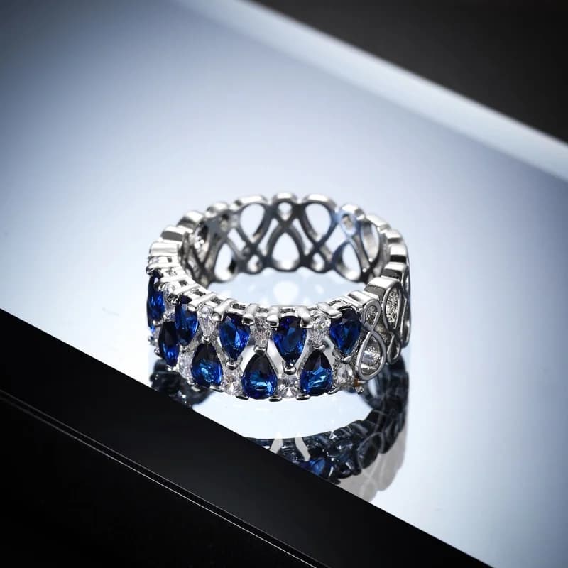 Anello di Zirconi Traslucidi con Gocce d'Acqua Blu, Gioiello di Lusso Raffinato per Banchetti Eleganti da Donna