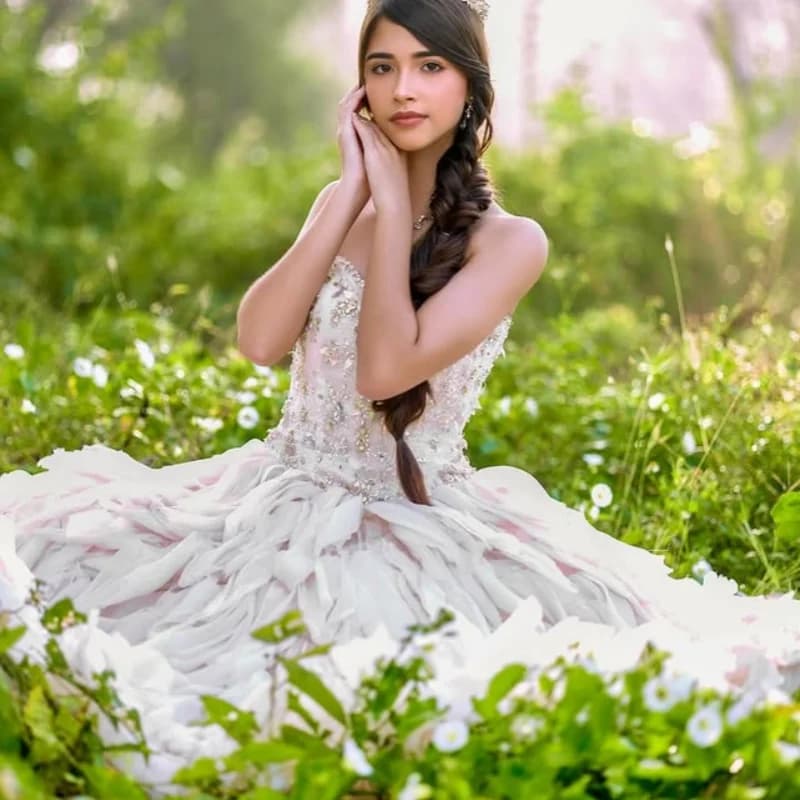 Abiti Quinceanera bianchi personalizzati con spalle scoperte Tull cristallo Tull stratificazione Coda lunga volant Vestido De 15 Quinceanera