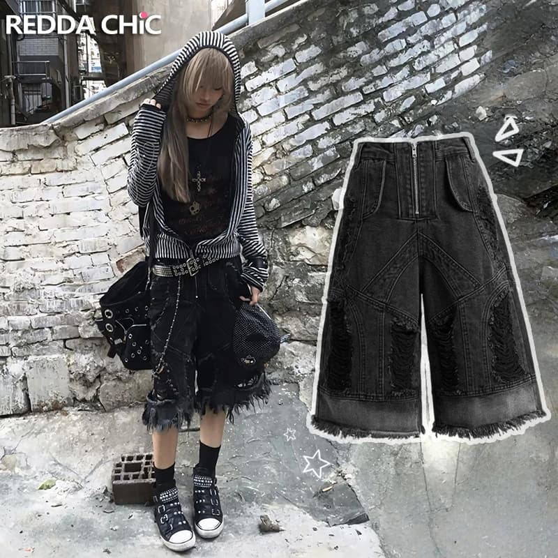ReddaChic Bermuda in denim strappato neri a vita bassa da donna, stile grunge boyfriend, punk, streetwear estivo