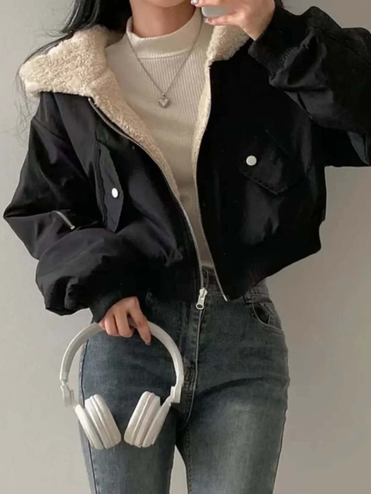 Elegante Cappotto Corto Invernale in Pelliccia d'Agnello, Giacca in Cotone a Doppio Strato con Zip e Cappuccio, Stile Chic e Slim Fit per Donna