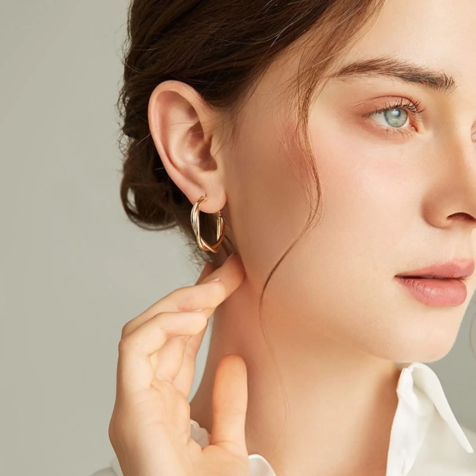 Retro twisted metal ring earrings, light luxury gold-plated wrapped ring earrings, commuting daily French atmosphere, versatile ear accessories