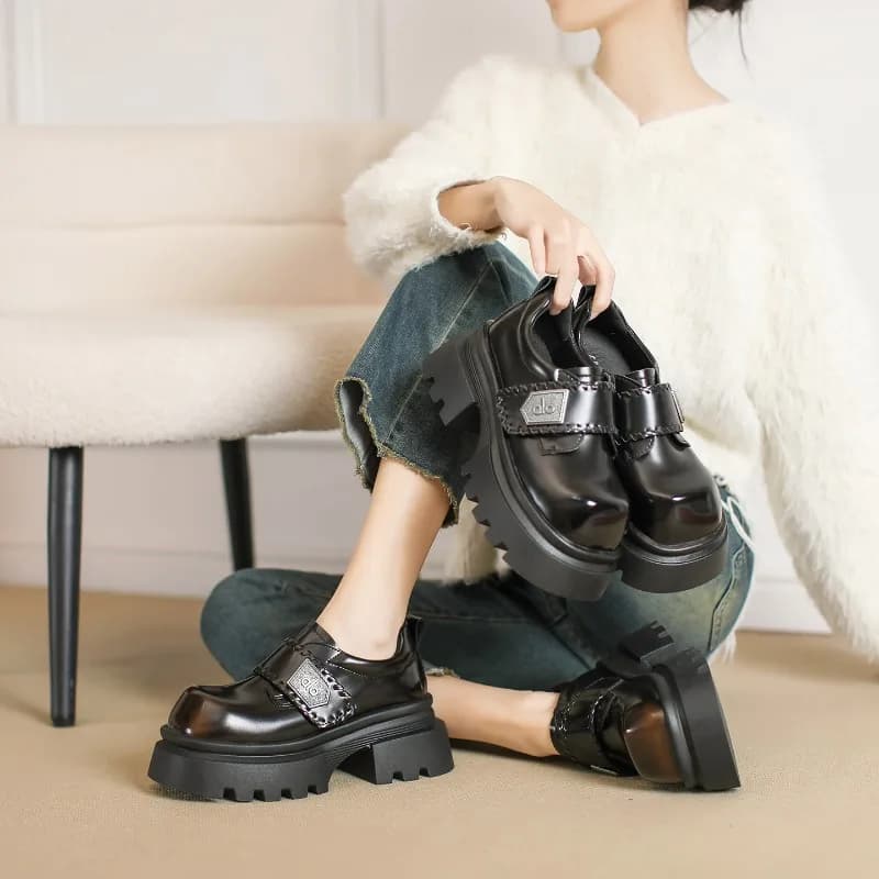 Mocassini da Donna in Pelle Verniciata con Plateau, Fibbia Decorativa, Punta Tonda, Rialzo Interno, Stile Britannico, Scarpe Casual Primavera Autunno 2026