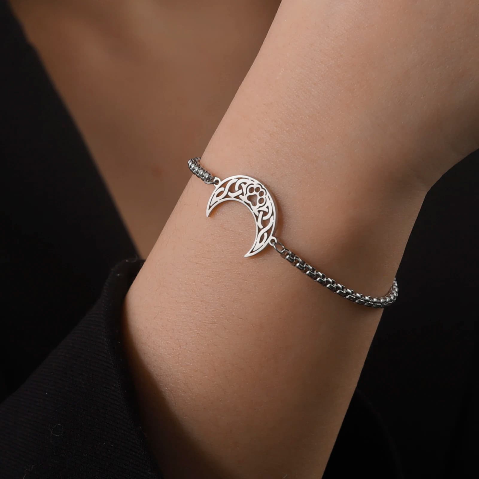 HIPEE Bracciale con ciondolo a forma di luna cava per donna Bracciale con ciondolo a forma di luna in acciaio inossidabile Moda semplice catena Gioielli alla moda Regalo per feste