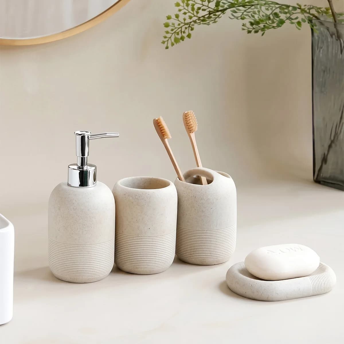 Set di Accessori Bagno Moderni in Resina Effetto Arenaria, 4 Pezzi - Include Dispenser Sapone Liquido, Porta Spazzolino, Portasapone e Bicchiere