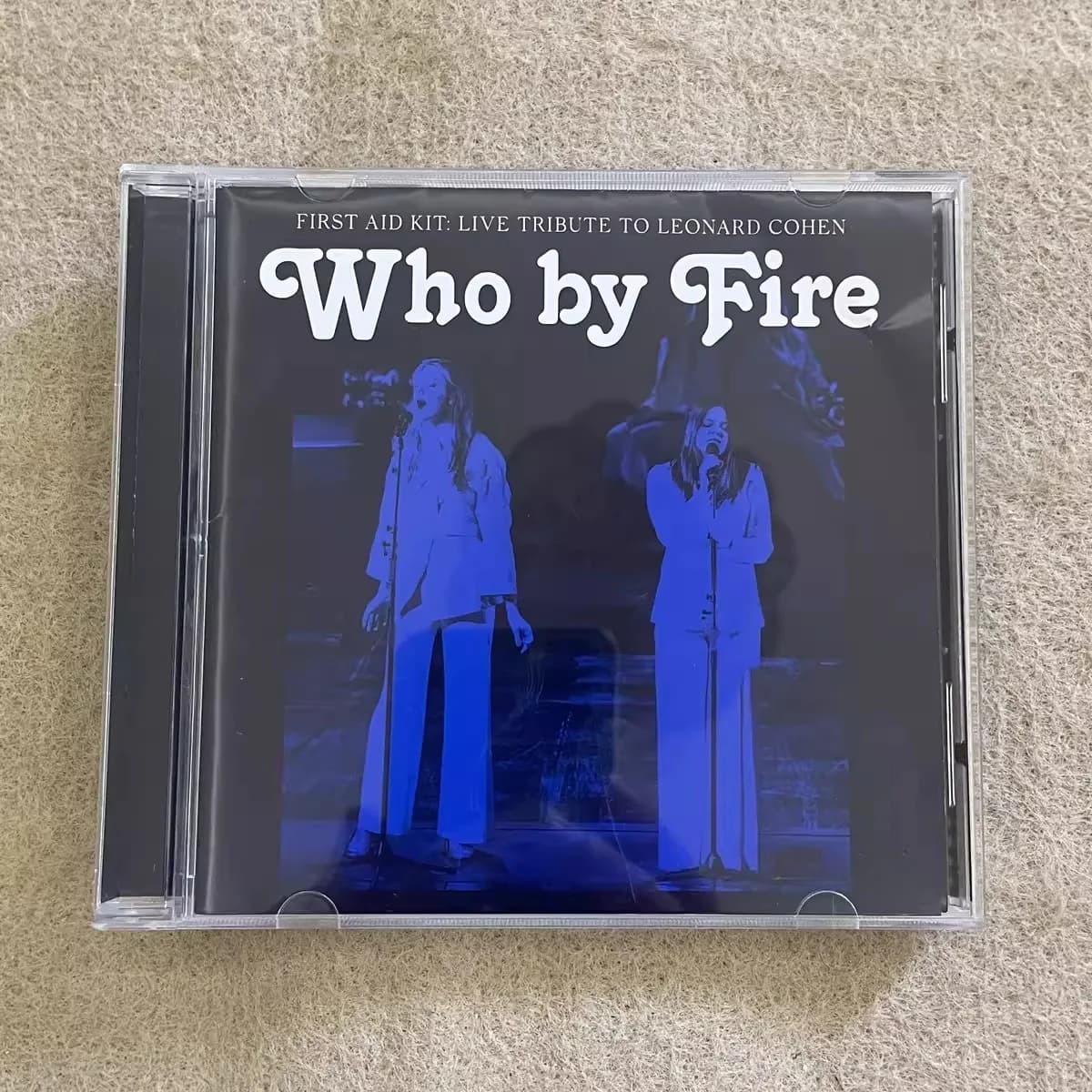 Kit di pronto soccorso Who By Fire – Duo folklorestico svedese, omaggio dal vivo a Leonard Cohen, album live con armonie, oggetto da collezione musicale