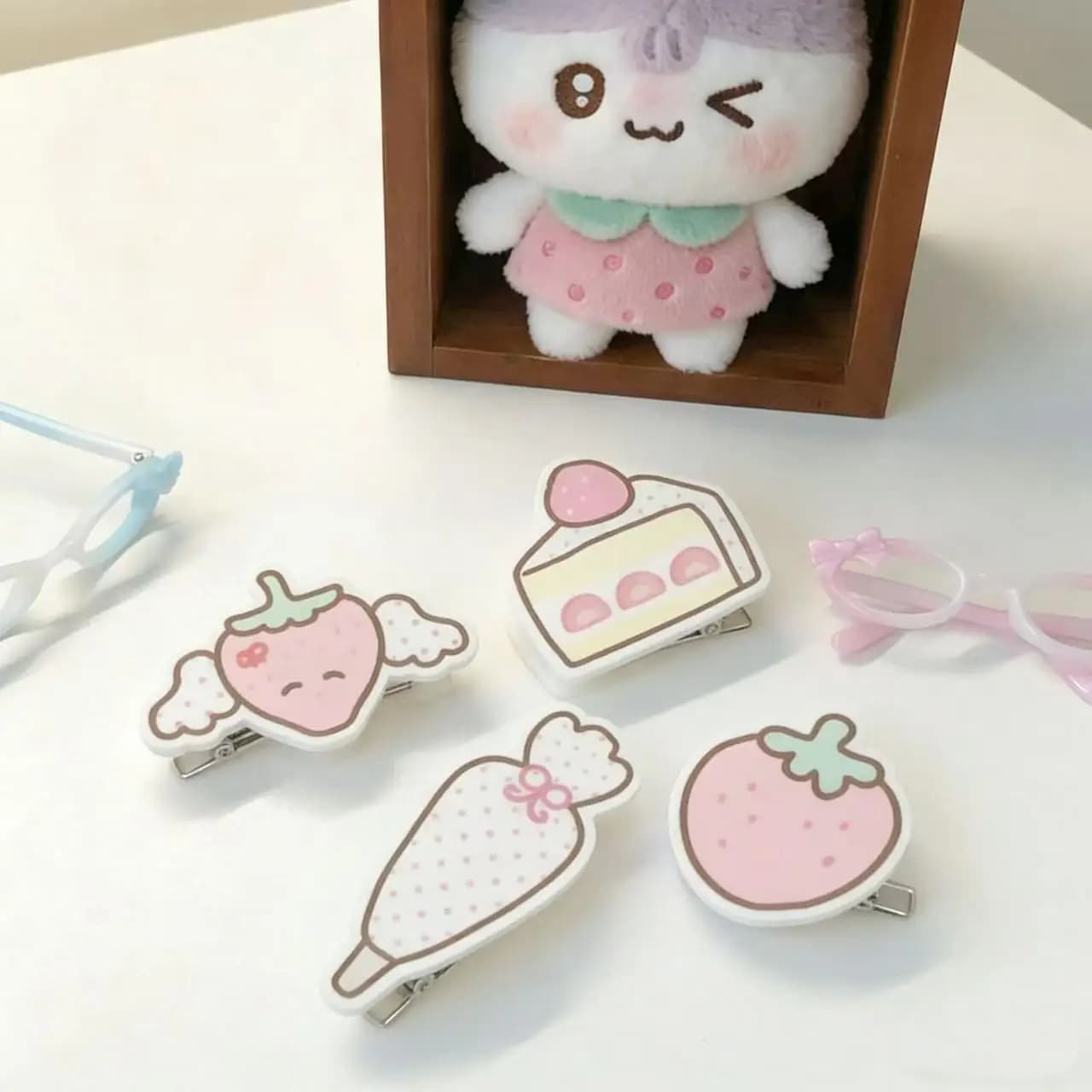 Set di fermagli per capelli INS a forma di torta alla fragola per donna, graziosi fermagli in acrilico con design rosa e bianco, gioielli per capelli.