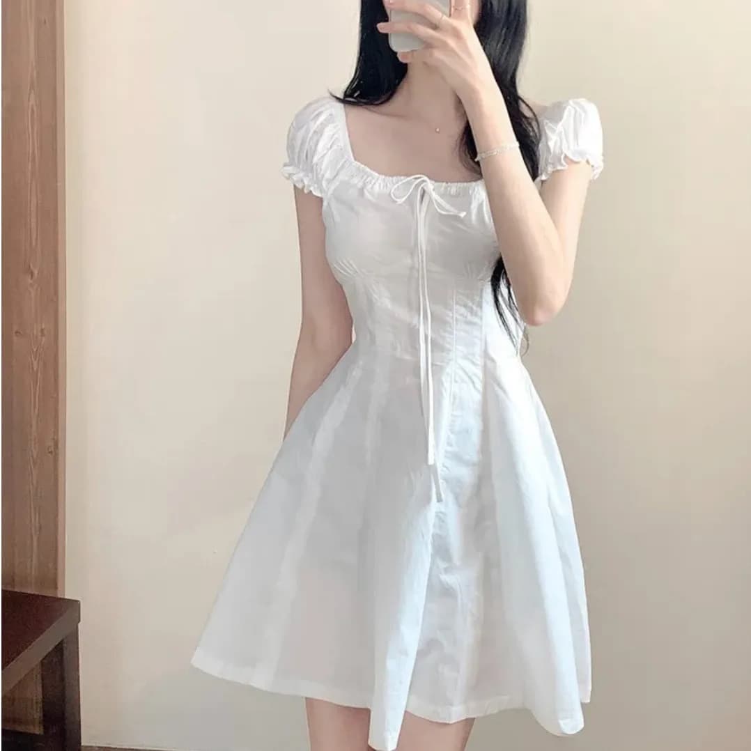 Abito Estivo Chic 'Primo Amore' Bianco con Vita Arricciata, Maniche a Palloncino, Colletto Quadrato, Vestito per Ragazze Traspirante e Delicato sulla Pelle