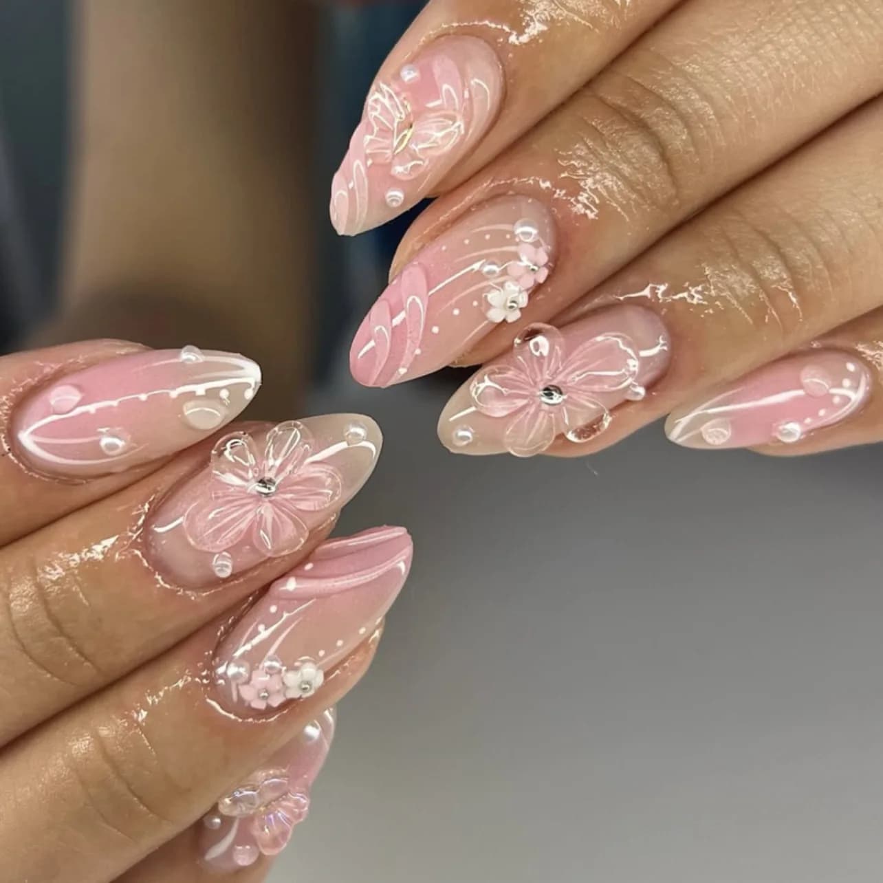 Unghie Finte 3D Effetto Polvere Nuda, Corte, a Mandorla, con Fiori e Perle, Brillanti
