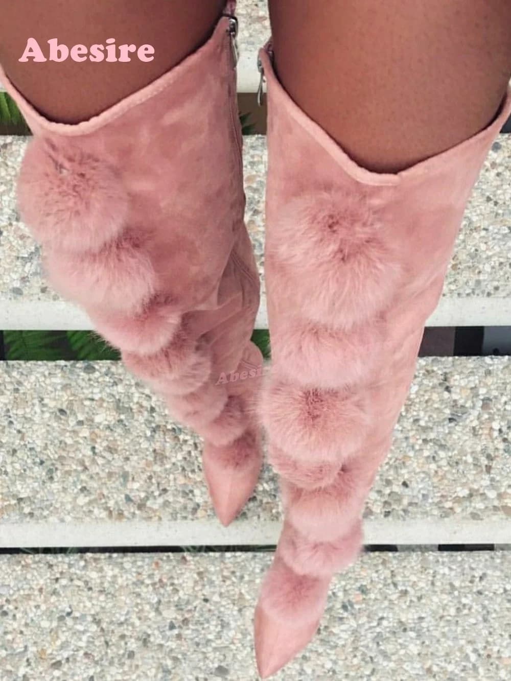 Stivali sopra il ginocchio in pelliccia con palline rosa Cerniera laterale Punta a punta Tacchi a spillo Stivali lunghi da donna in pelle scamosciata Lusso 2025 Scarpe calde Sexy