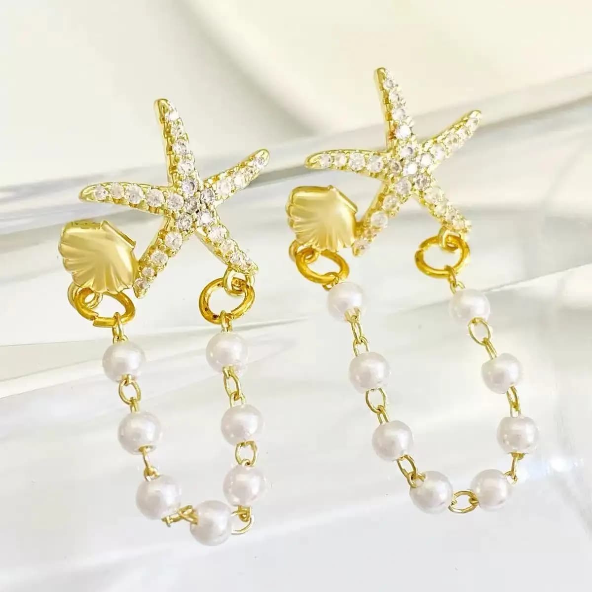 1 paio di orecchini a forma di stella marina a tema oceano, conchiglia in zirconia cubica con catena di perle, orecchini pendenti placcati in oro