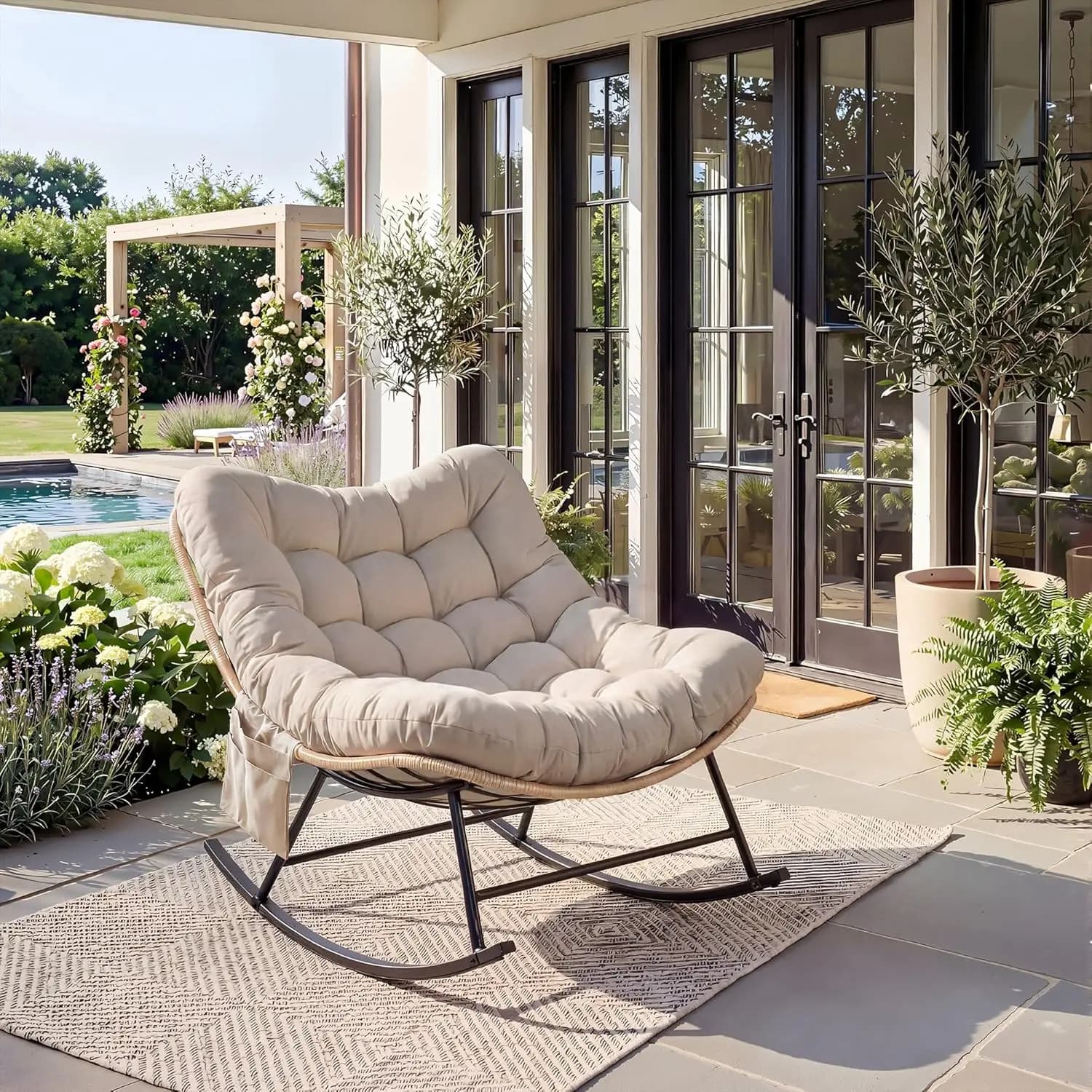 Sedia a dondolo in metallo Garvee con cuscino spesso, sedia lounge per interni ed esterni in tessuto impermeabile, struttura in metallo resistente che supporta fino a 204 kg, per patio, giardino, soggiorno