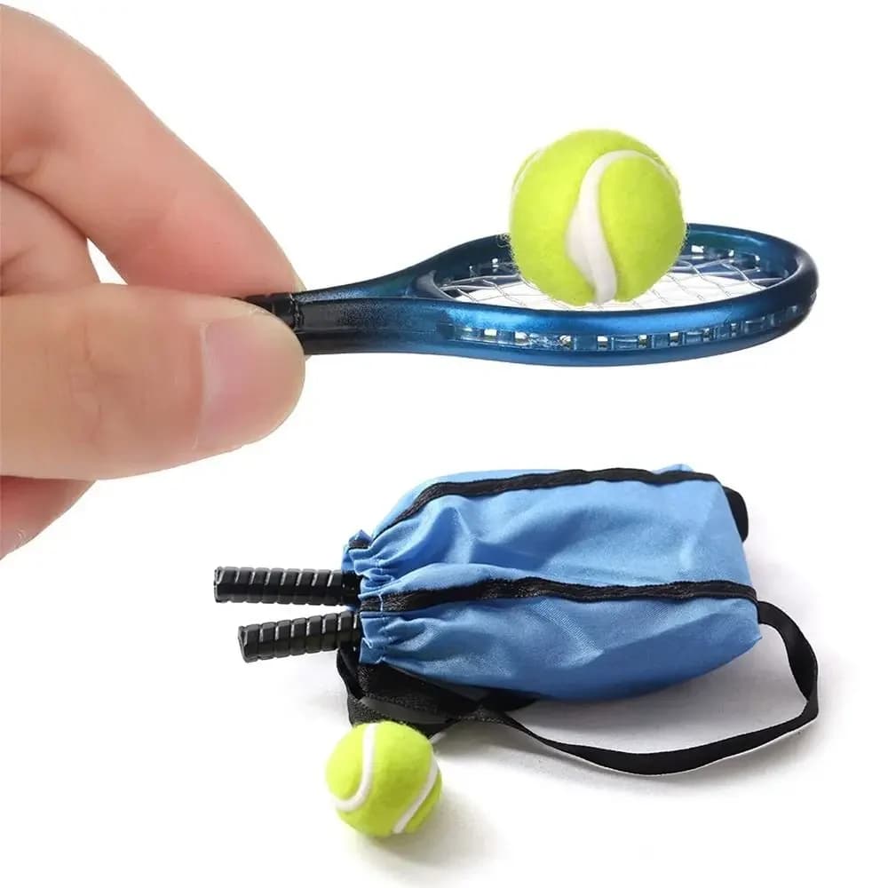 Set Cucina in Miniatura: Decorazione per Casa delle Bambole con Utensili (Cucchiai, Forchette, Ciotole), Racchetta da Tennis, Borsa per Palline, Modello e Regalo Decorativo