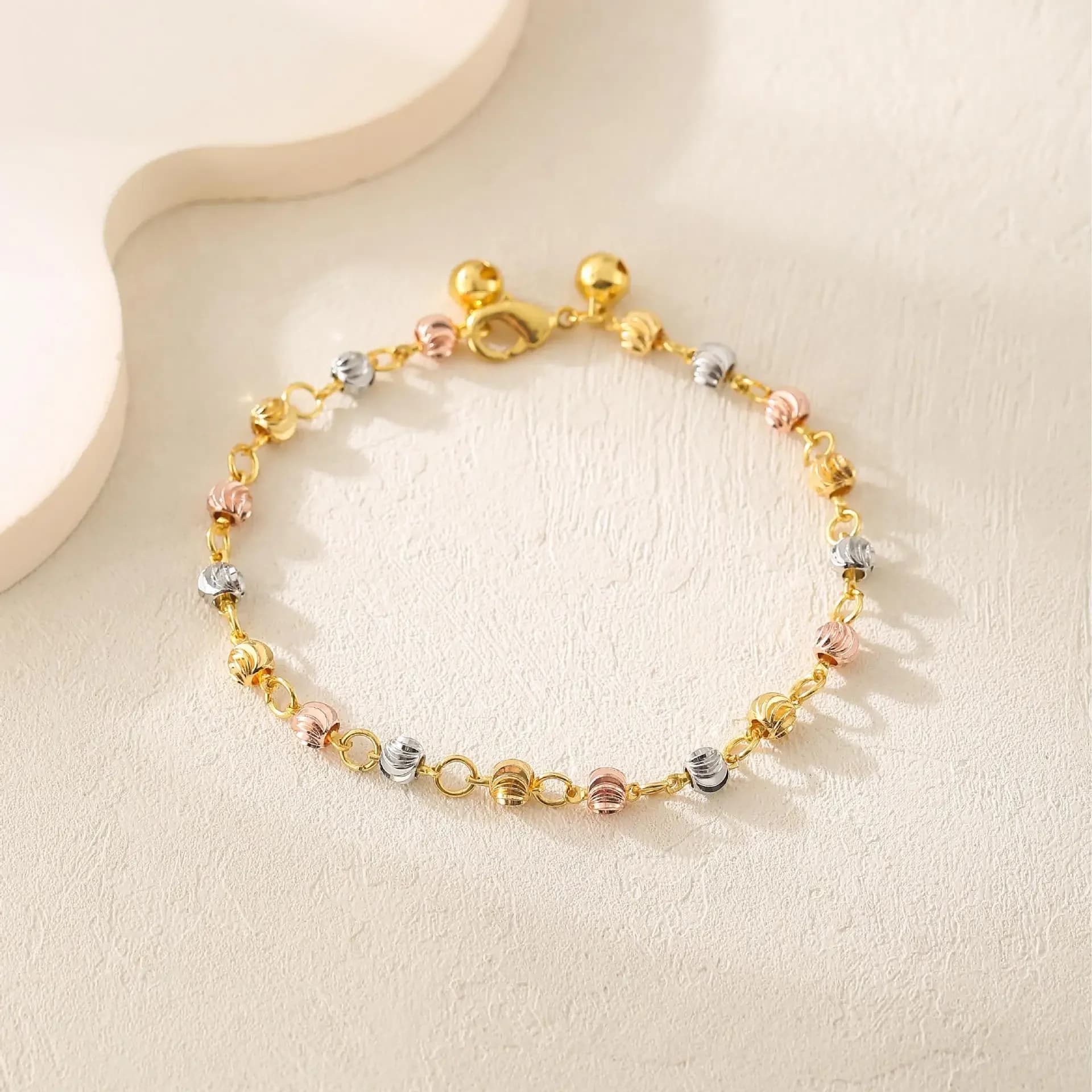 Bracciale con Perline Tricolore Testurizzate, Catena Regolabile per Donne e Ragazze, Gioiello alla Moda, Regalo per Compleanno e Natale