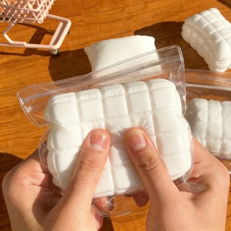 Saponetta Bianca Morbida Antistress a Forma di Cuscino Quadrato, Giocattolo Sensoriale Divertente per Alleviare l'Ansia, Regalo per Amici