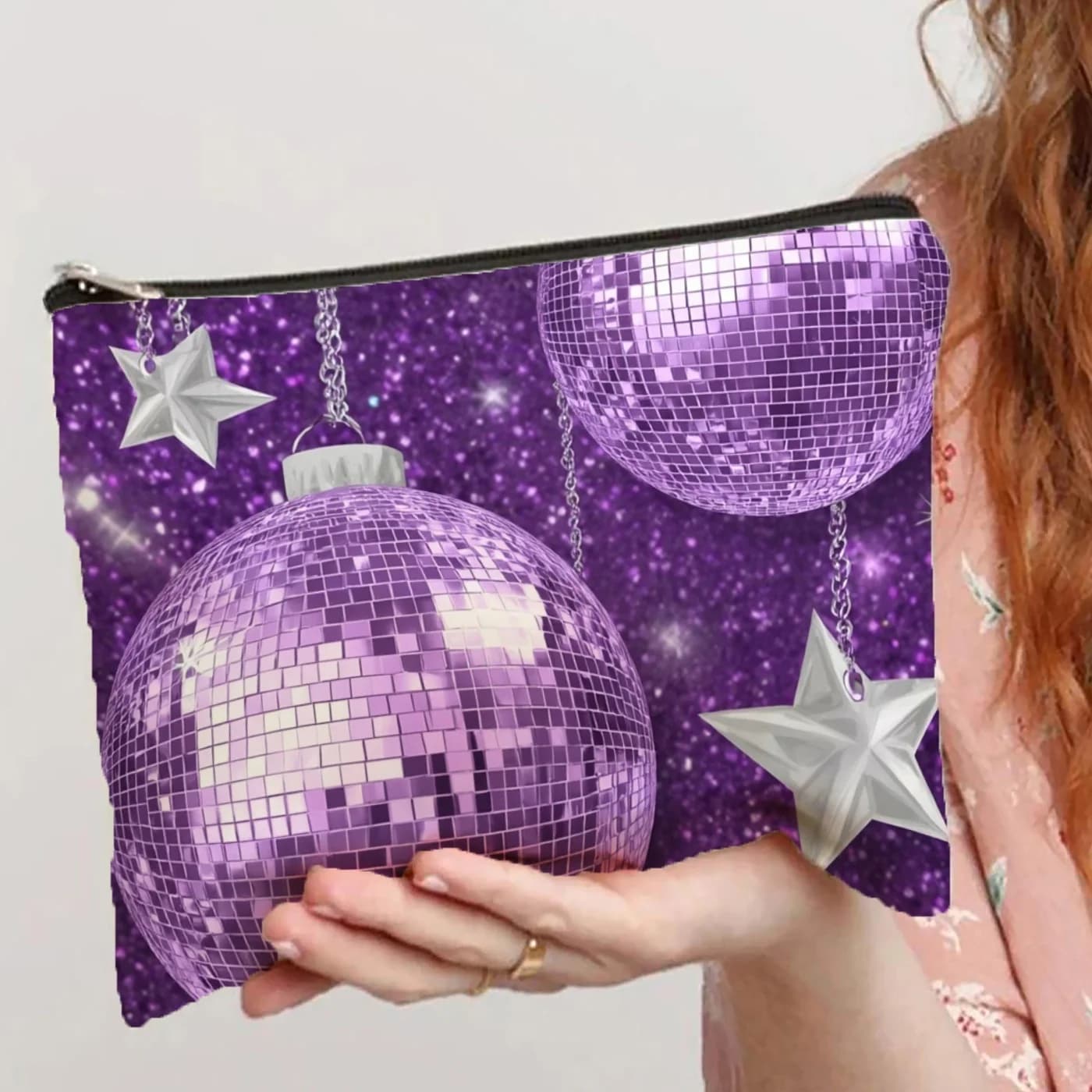Una borsa per cosmetici sferica viola: una custodia multifunzionale con cerniera, una borsa per riporre gioielli, una piccola borsa portaoggetti con cerniera da viaggio perfetta.