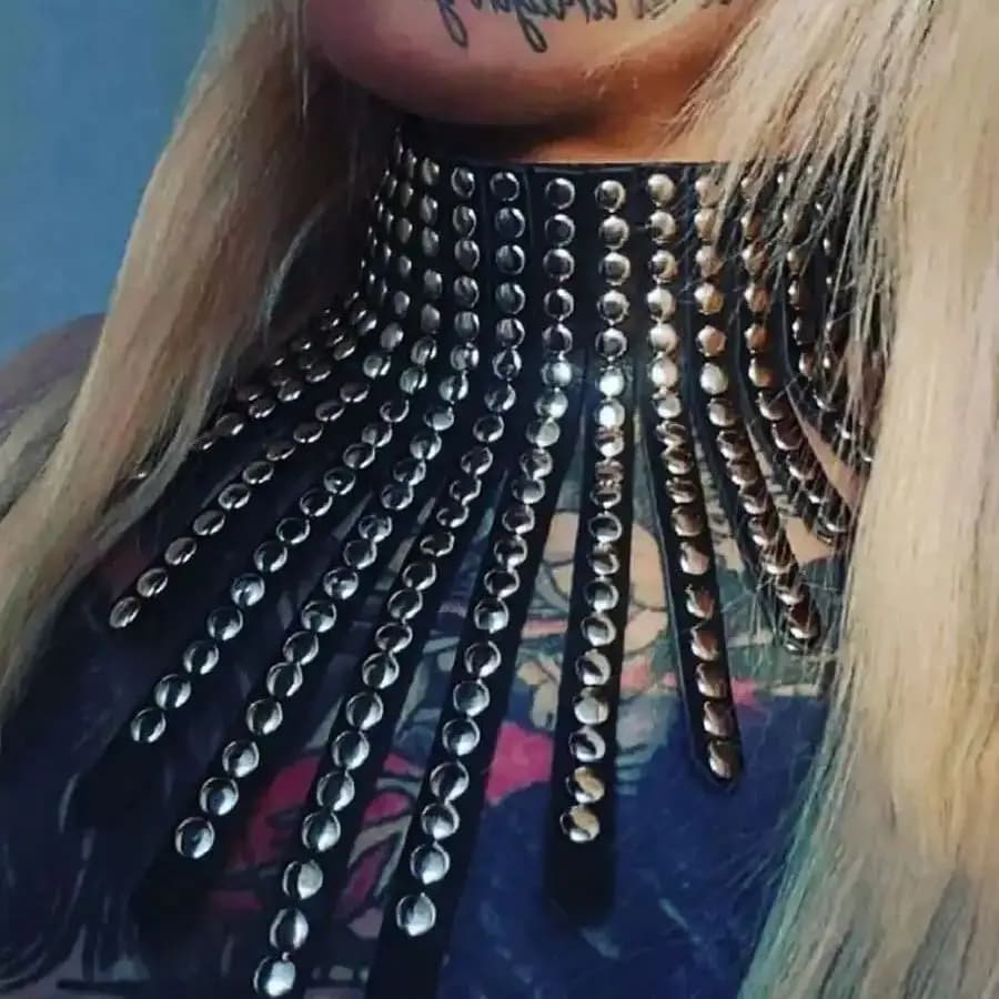 Collana girocollo in pelle nera Pu da donna 1PC con decorazione rivetto esagerata nappa stile gotico