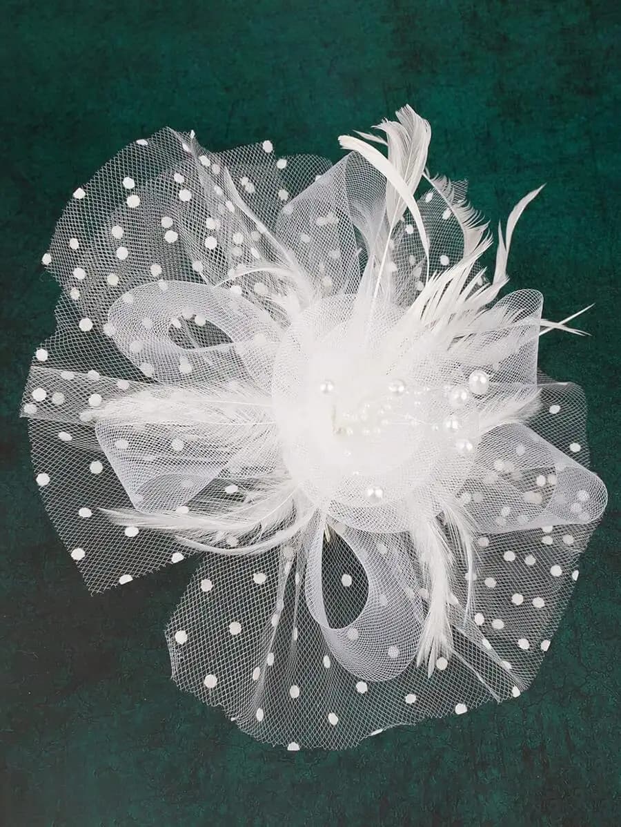 Fascinator bianco a pois con piume e perle per donna, ideale per matrimoni e tea party