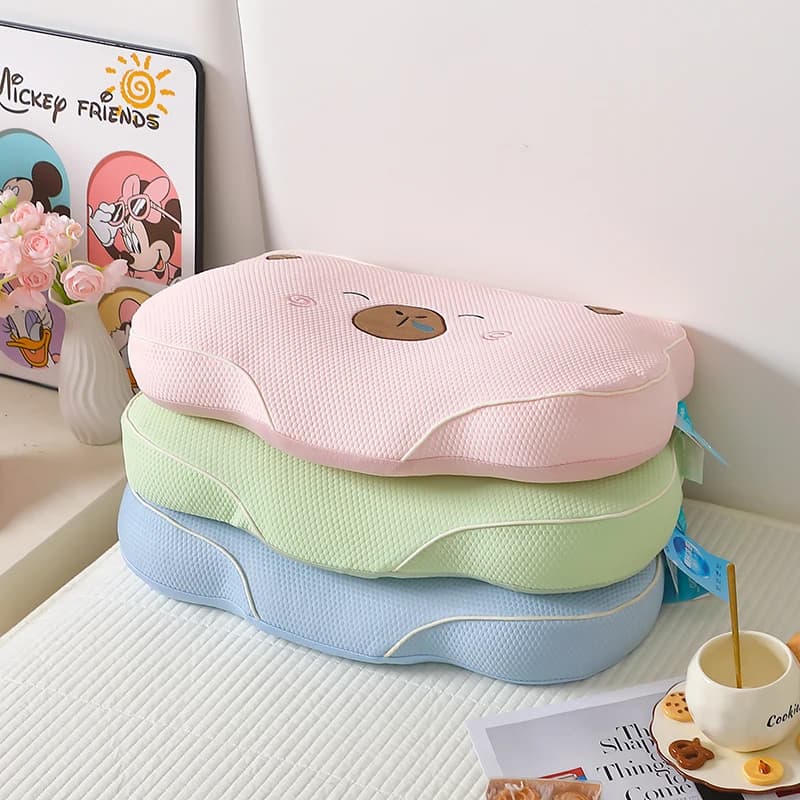 1pc Memory Foam Cuscino per il sonno, viso rinfrescante morbido, forma di cartone animato estivo Cuscini per l'assistenza sanitaria per il collo di casa per bambini adulti 55 * 35 Trasporto di goccia