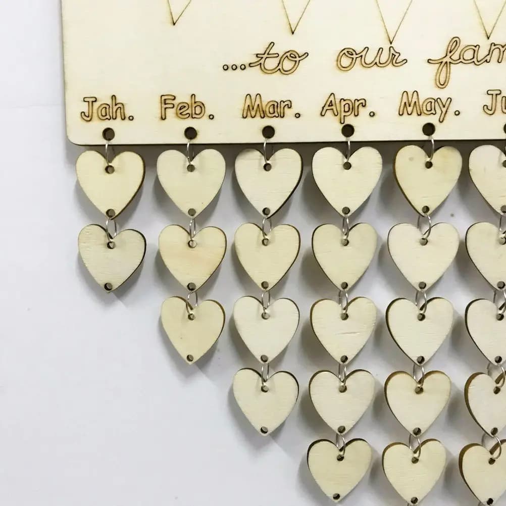 Calendario di Compleanni in Legno da Appendere, Lavagna Promemoria Familiare con Etichette a Cuore in Legno e Anelli in Ferro, Dischi Facilmente Riformabile per i Compleanni