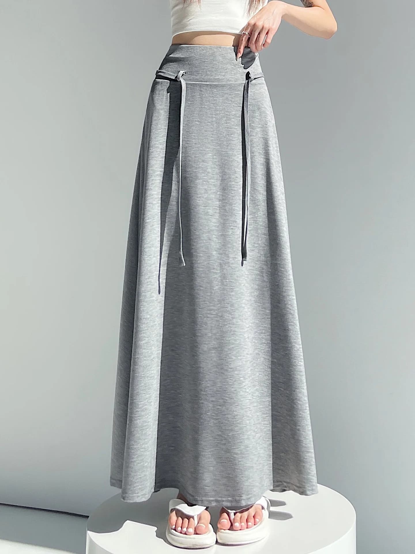 Gonna a vita alta grigia a trapezio da donna, stile sportivo estivo, gonna a mezza lunghezza avvolgente con effetto drappeggiato