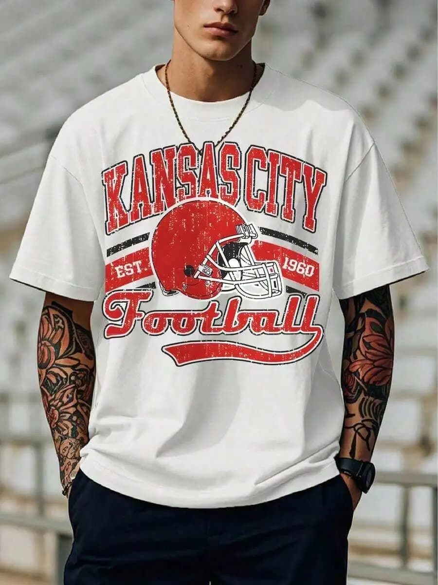 T-shirt da uomo, magliette con grafiche per uomo, regali per uomo, t-shirt con grafiche creative, disegnata con motivo e testo a tema football di Kansas City, questa C