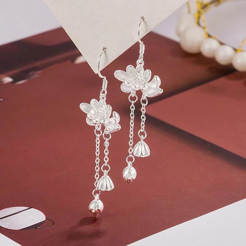 Hook pendant earrings with lotus flower, elegant and refined, for women and girls, fashionable gift in Chinese style with long lotus shaped tassel.