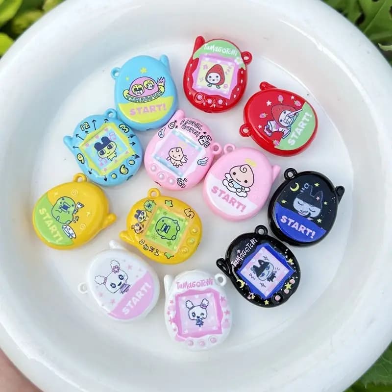 Materiali divertenti per fai da te: perline acriliche laccate a forma di piccola macchina da gioco Tama-Go per cinturini per telefono e portachiavi
